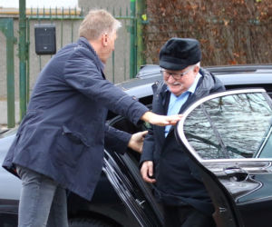 Lech Wałęsa zupełnie sam w pustym kościele. Pojechał się pomodlić tuż przed świętami