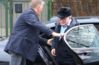 Lech Wałęsa zupełnie sam w pustym kościele. Pojechał się pomodlić tuż przed świętami