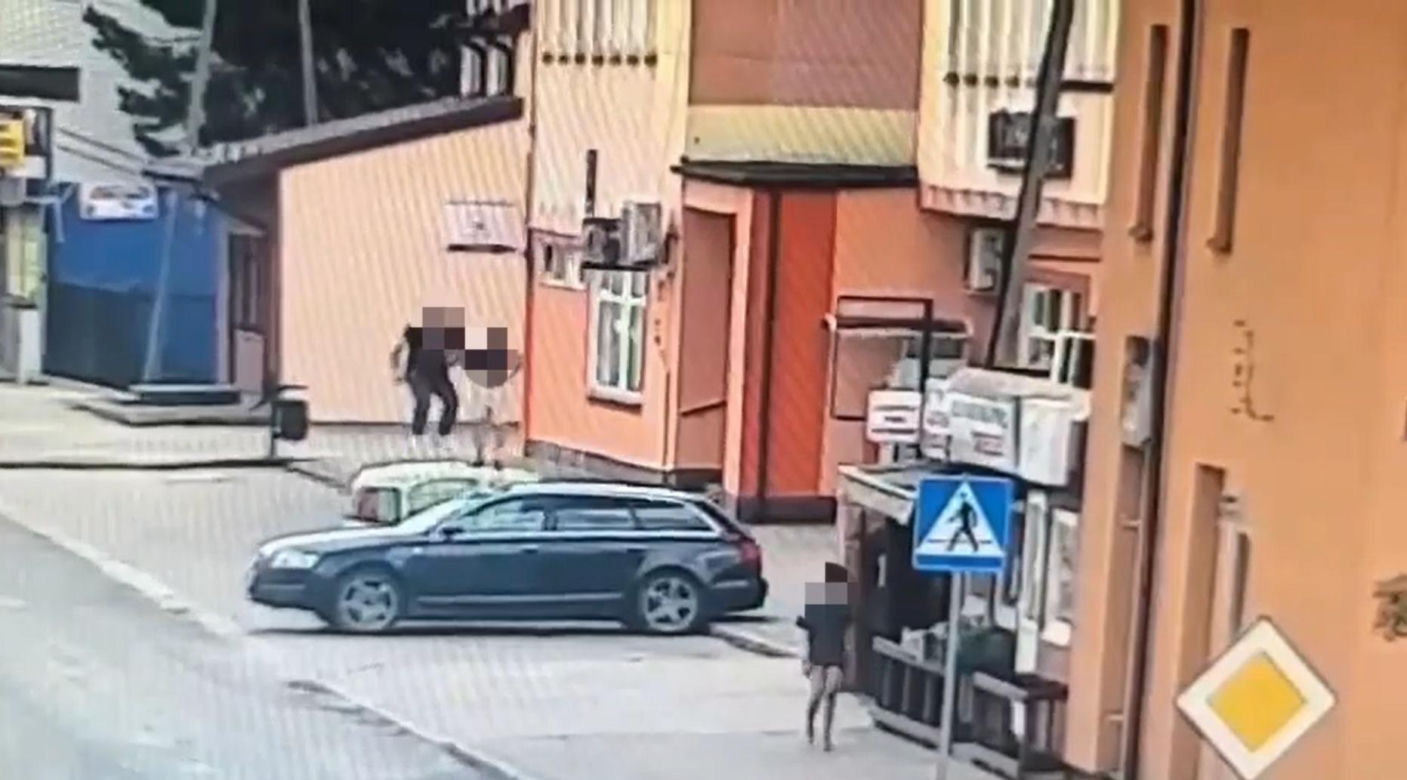 Jak dzikusy skakali po zaparkowanych autach! Wszystko nagrały kamery. Wstyd!