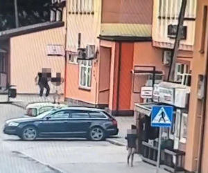 Jak dzikusy skakali po zaparkowanych autach! Wszystko nagrały kamery. Wstyd!