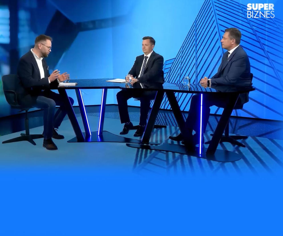 Trzech mężczyzn, w tym Mateusz Balcerowicz z Wód Polskich i Piotr Ziętara z Wodociągów Krakowskich, rozmawia w studiu „Super Biznesu” o gospodarce wodnej, retencji i bezpieczeństwie wodnym Polski.