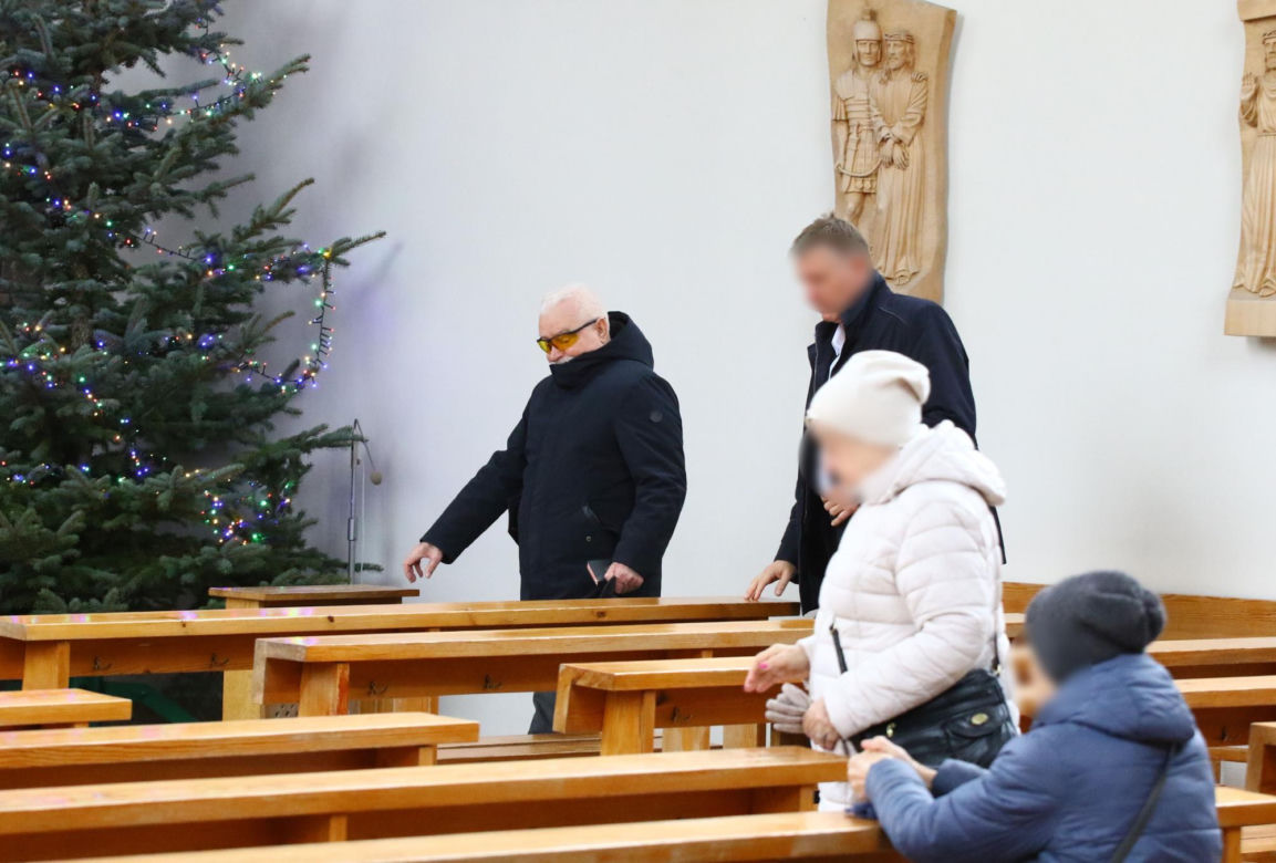 Lech Wałęsa wybrał się do kościoła w ostatni dzień 2023. roku. Tyle dał dziewczynce pod kościołem