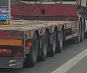 Białystok: Ciężki transport na obwodnicy. Zabawka na naczepie. A gdzie pilot i eskorta policji? [FOTO]