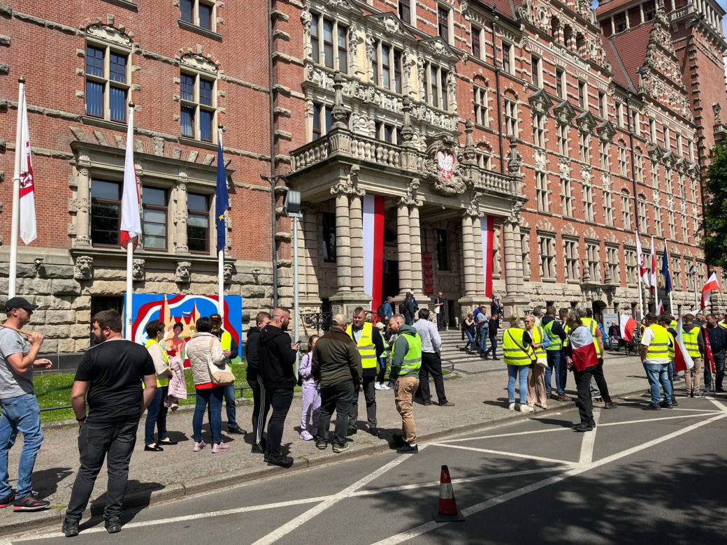 Protest rolników pod Zachodniopomorskim Urzędem Wojewódzkim w Szczecinie