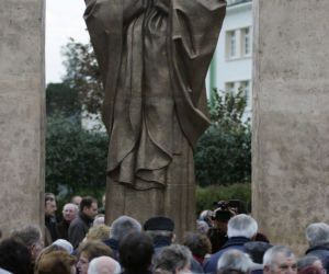 Francuzi chcą zniszczyć pomnik naszego Papieża