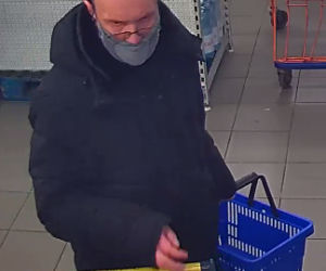 Bezczelnie ukradł kobiecie torebkę. Szuka go policja. Poznajesz go?