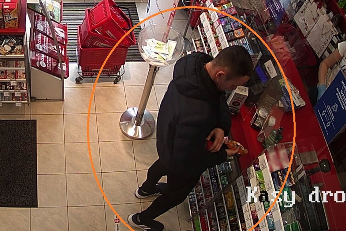 Ten mężczyzna płacił za zakupy cudzą kartą. Teraz poszukuje go toruńska policja