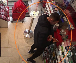 Ten mężczyzna płacił za zakupy cudzą kartą. Teraz poszukuje go toruńska policja