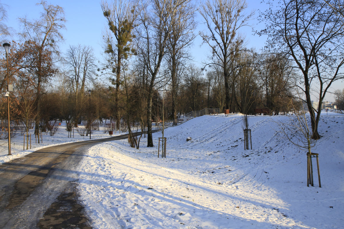 Park Ludowy w Lublinie oprószony śniegiem. Zobacz zdjęcia ze spaceru!