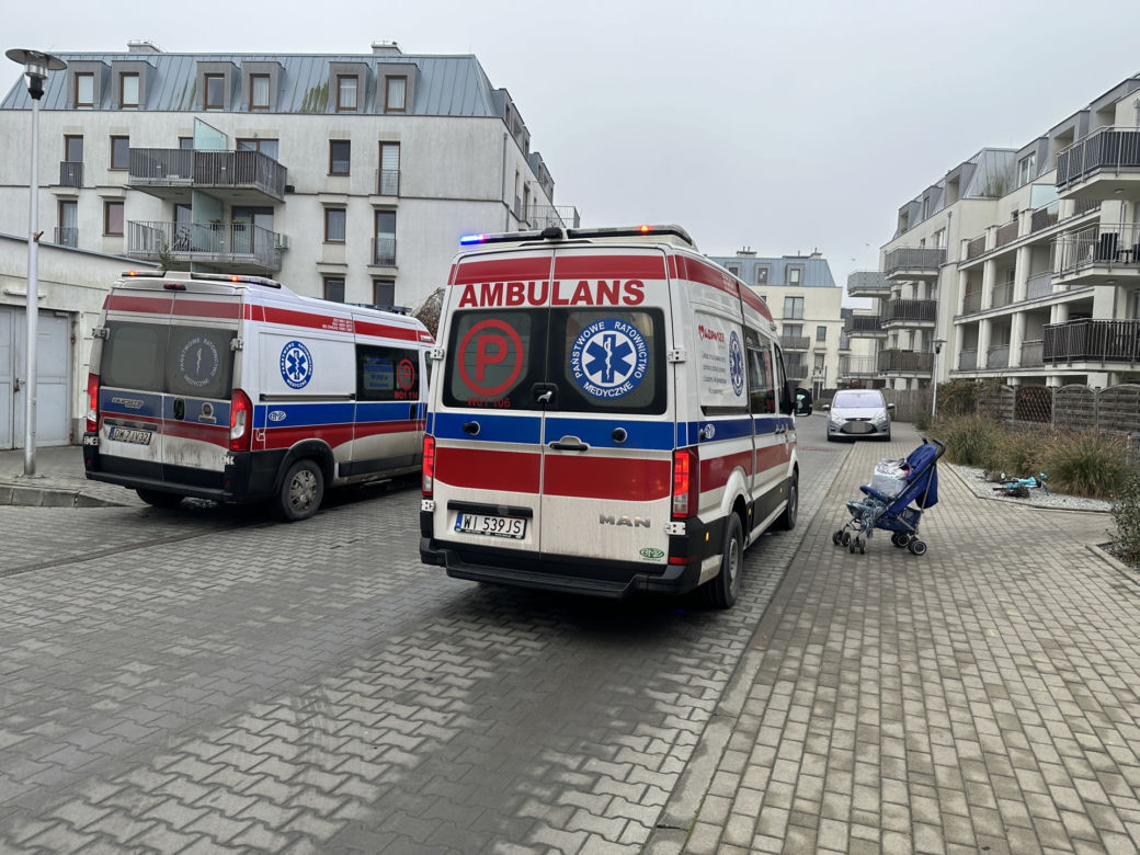 Kierująca dodgem wjechała w matkę z dziećmi. 6-latka trafiła do szpitala
