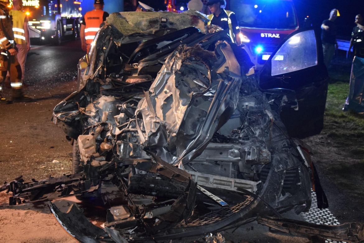 Samochód osobowy wbił się pod ciężarówkę. Groźny wypadek niedaleko Śmigla
