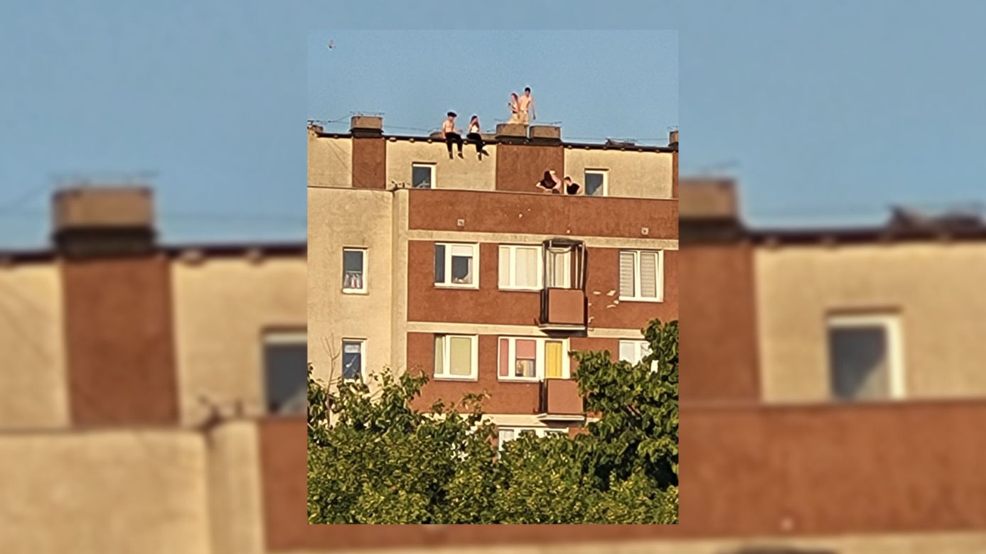 Młodzież na dachu budynku przy Suwalskiej 4