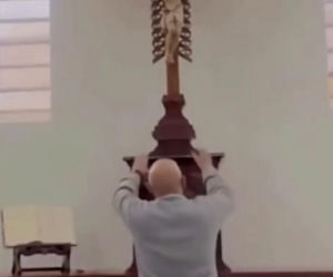 Krzyż spadł na kolejnego księdza. Szopkujące nagranie, co się dzieje?!