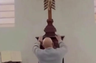 Krzyż spadł na kolejnego księdza. Szopkujące nagranie, co się dzieje?!