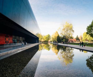 Afrykarium we Wrocławiu. Elewacja z czarnego corianu odbija się w powierzchni basenu