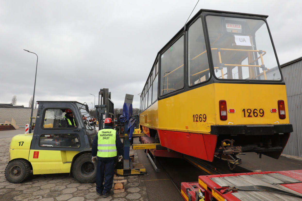 Załadunek tramwajów, które zostaną przekazane do Ukrainy