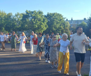 Gorący letni wieczór w Starachowicach! Międzypokoleniowa potańcówka opanowała Szlakowisko [FOTORELACJA]
