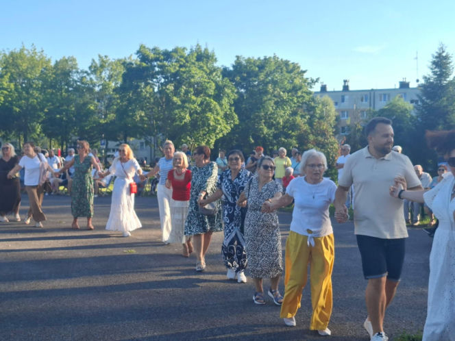 Gorący letni wieczór w Starachowicach! Międzypokoleniowa potańcówka opanowała Szlakowisko [FOTORELACJA]
