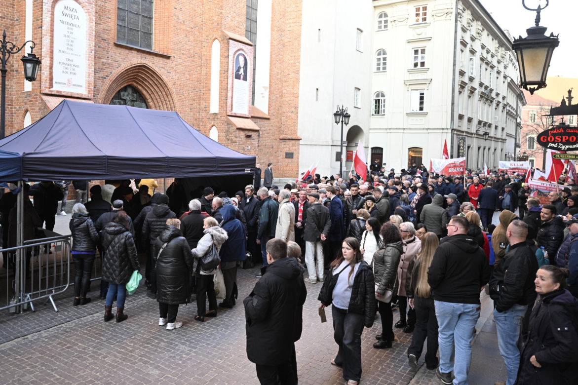 Msza za ofiary Smoleńska w Archikatedrze. Obecni Nawrocki i Kaczyńska
