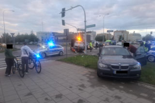 Dwie beemki rozbite. Dzwon na skrzyżowaniu Popiełuszki i Sikorskiego