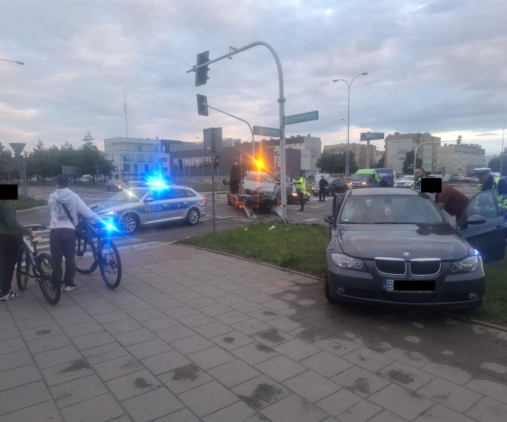 Dwie beemki rozbite. Dzwon na skrzyżowaniu Popiełuszki i Sikorskiego