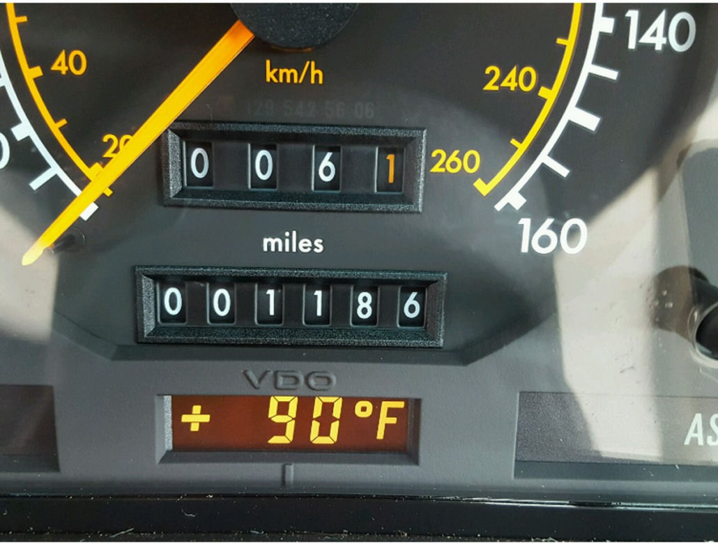 Mercedes 500 SL z przebiegiem niecałych 2000 km