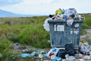 Toniemy w śmieciach. Większość odpadków nie nadaje się do recyklingu