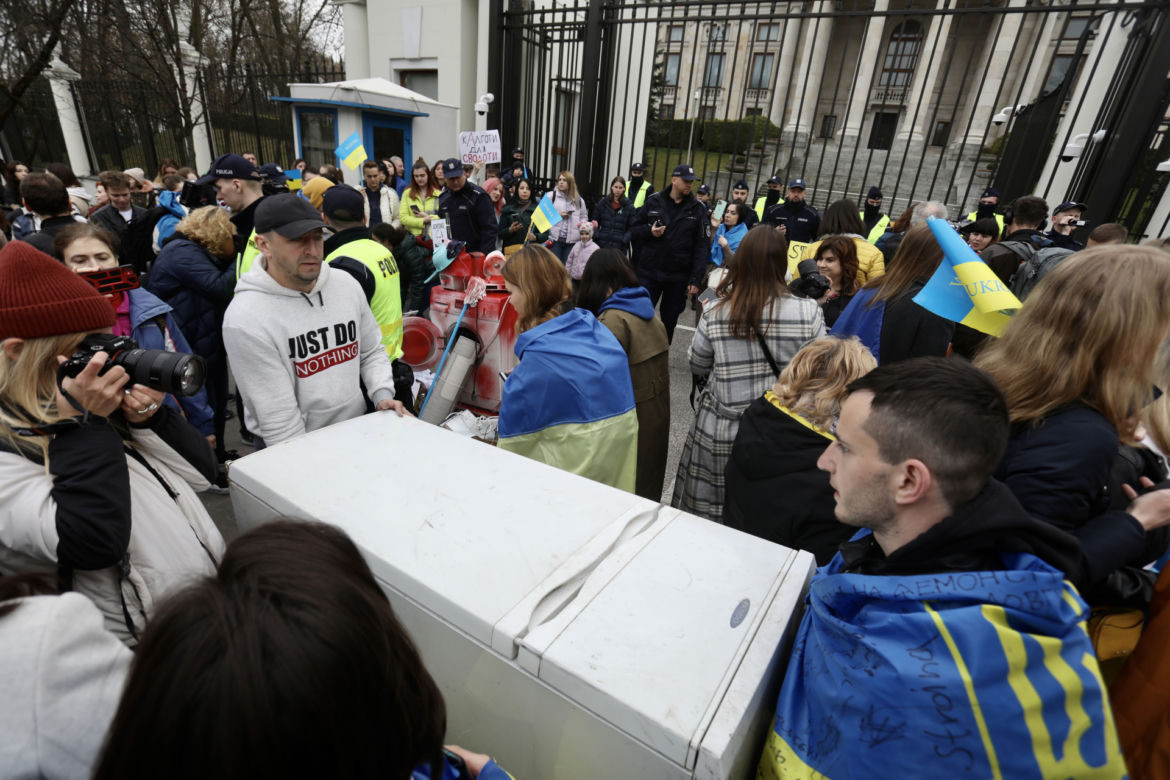 Zarzucili ambasadę gratami. Niecodzienna akcja na Belwederskiej