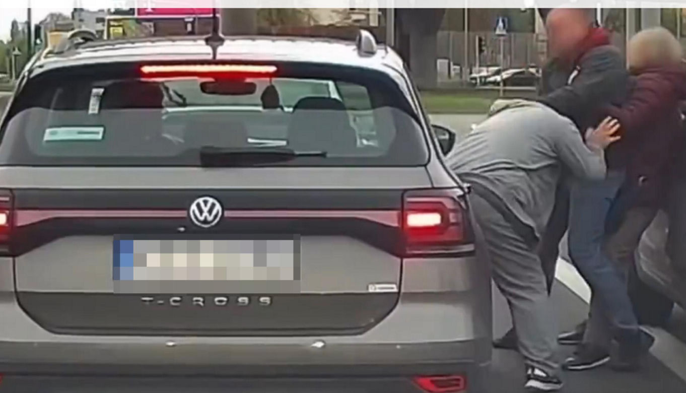 Kierowca Porsche zaatakował starszą kobietę. Chwilę potem uciekł spod świateł