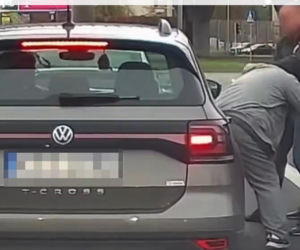 Kierowca Porsche zaatakował starszą kobietę. Chwilę potem uciekł spod świateł