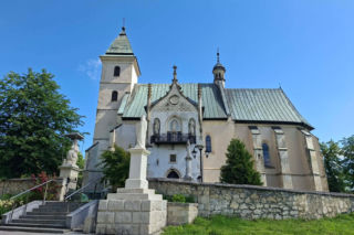 Nazwa tej świętokrzyskiej wioski zmieniała się aż 7 razy. Dziś zabytki stoją tu jeden przy drugim