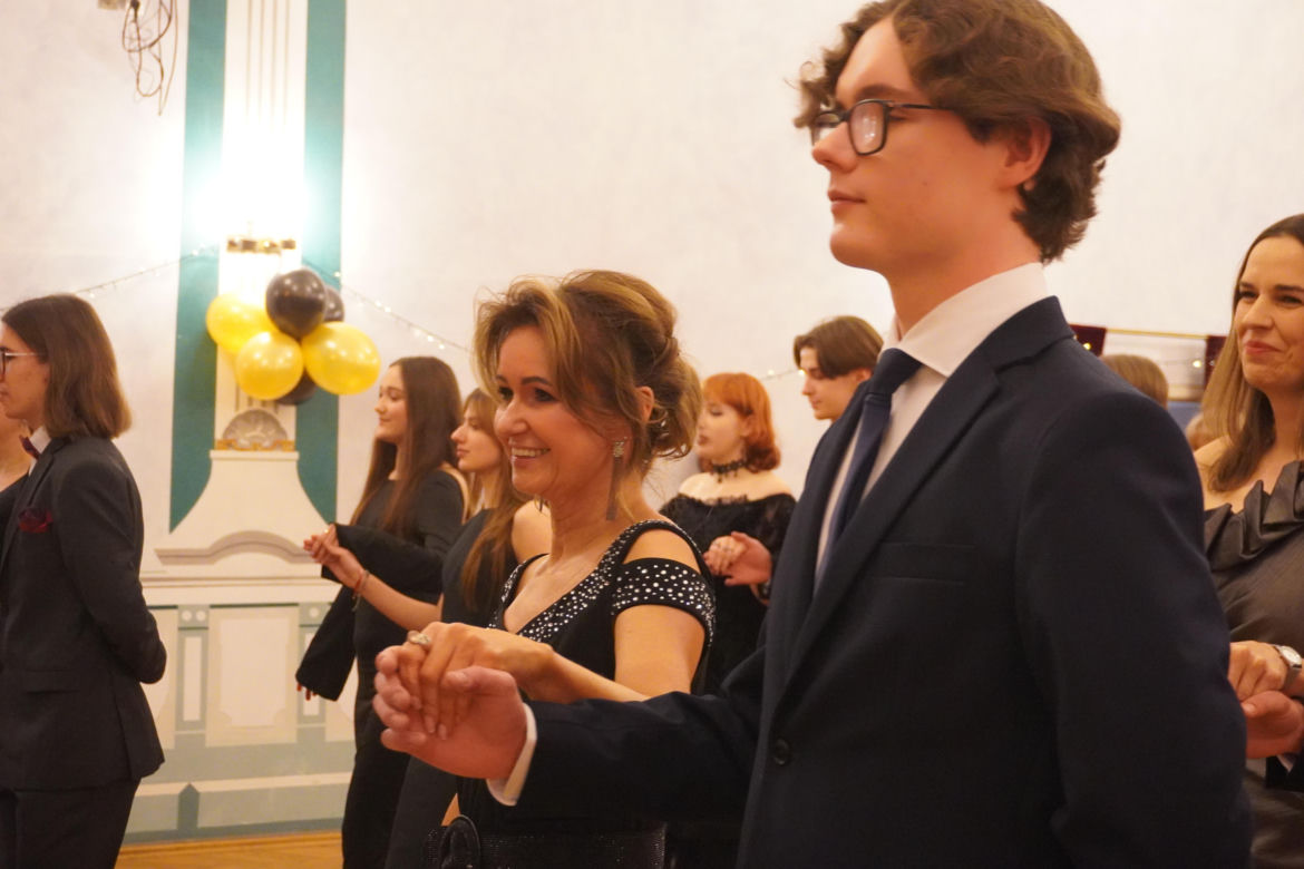 Polonez na Studniówce 2025 w II LO w Poznaniu
