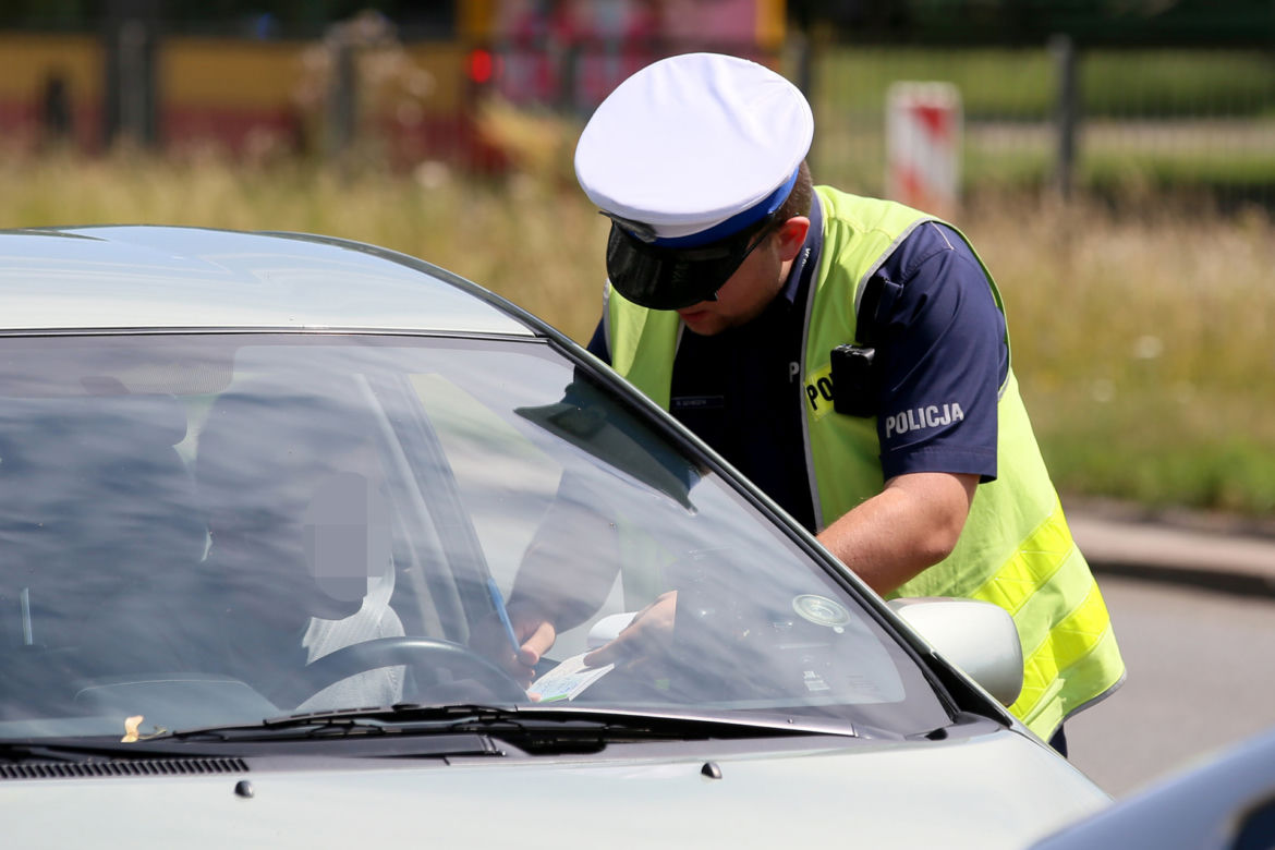 Drogowcy ustawili znak, który ignorują kierowcy. Policjanci mają mandatowe żniwa