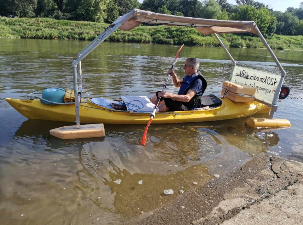 Pan Stanisław wyruszył na podróż kajakiem do Szczecina. 75-latek przepłynie 420 km dla Piotrka Kozyry!