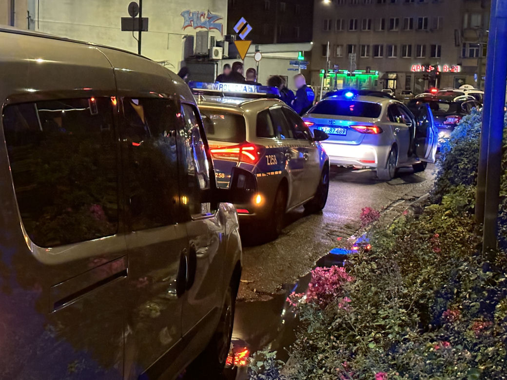 Nocny pościg ulicami Warszawy. Ranny policjant, w akcji pies tropiący