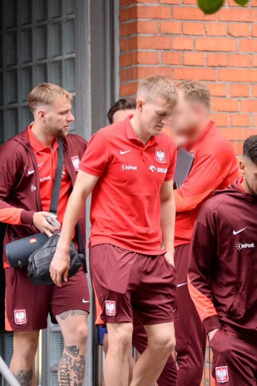 Załamani piłkarze idą na trening