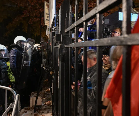 Protest przed Trybunałem Konstytucyjnym. Pilny komunikat policji. Trzy osoby zatrzymane