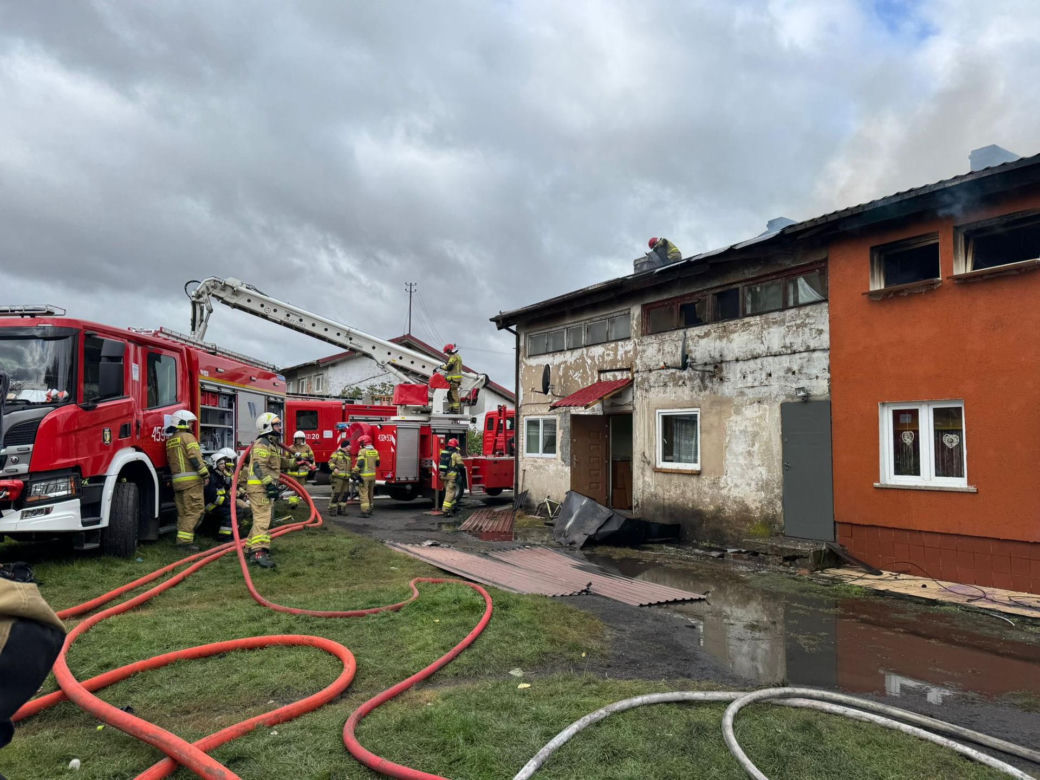 Pożar w Kunowie. Dwie osoby w szpitalu, 19 ewakuowanych. Co się stało?