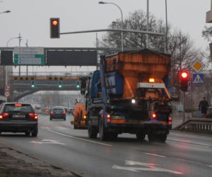 Gołoledź na drogach. Panują trudne warunki drogowe dla kierowców