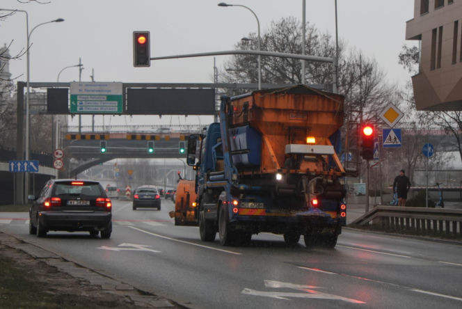 Gołoledź na drogach. Panują trudne warunki drogowe dla kierowców
