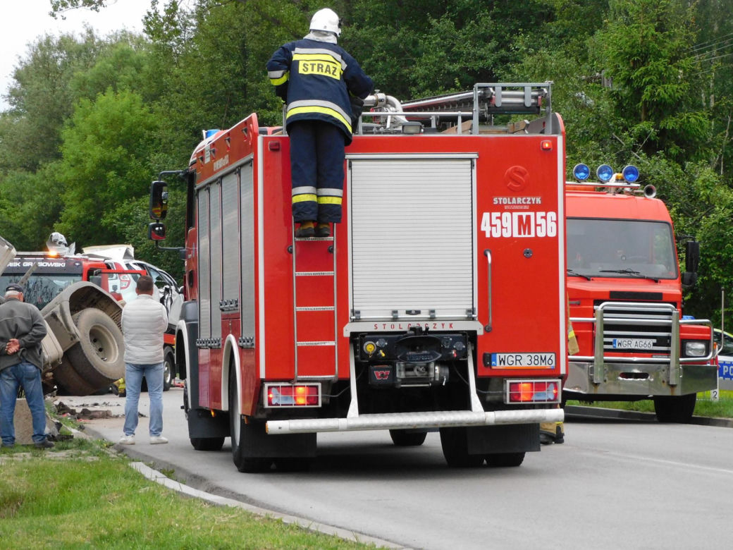 Makabra na drodze pod Grójcem. Osobowe suzuki czołowo zderzyło się z ciężarówką