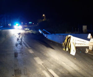 Betonowe przęsło mostu spadło z ciężarówki