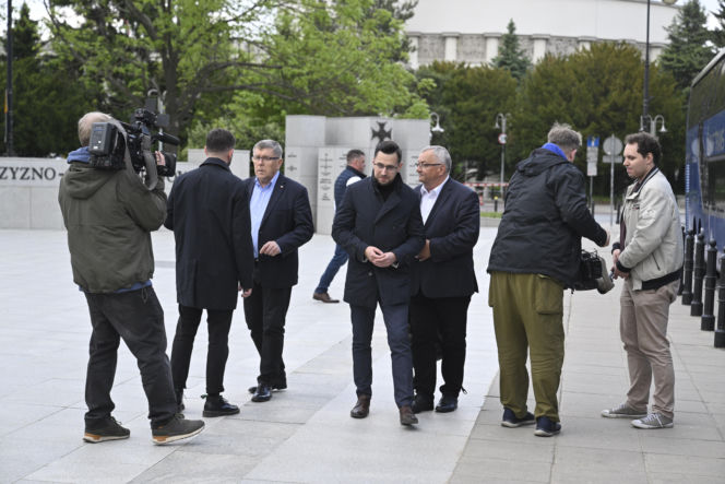 Politycy PiS jadą na wyjazdowe posiedzenie klubu
