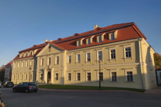 To miasto ma jeden z najstarszych rynków na Śląsku. Zachwyca zabytkowymi kamienicami i ratuszem