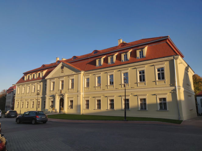 To miasto ma jeden z najstarszych rynków na Śląsku. Zachwyca zabytkowymi kamienicami i ratuszem