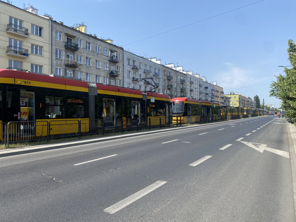 Wypadek na Grochowskiej w Warszawie. Auto zablokowało ruch tramwajowy