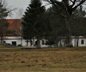 Pałac nad jeziorem czeka na Kaczyńską