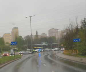 Olsztyn. Wypadek na ul. Synów Pułku. Samochód osobowy zderzył się z autobusem. Droga zablokowana