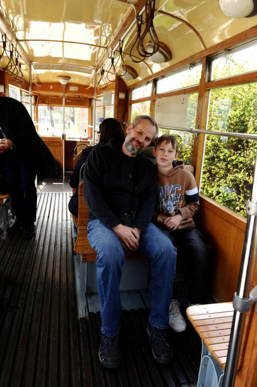 Parówki opanowały Warszawę. Zabytkowe tramwaje zrobiły wielką radochę pasażerom