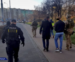 Spalili rodzinę, stanęli przed sądem
